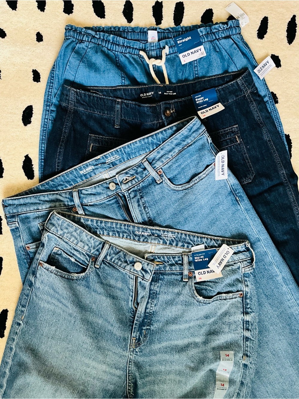 4 pair Bundle Old Navy Wide Leg Jeans in Light and Dark Blue Denim Mix